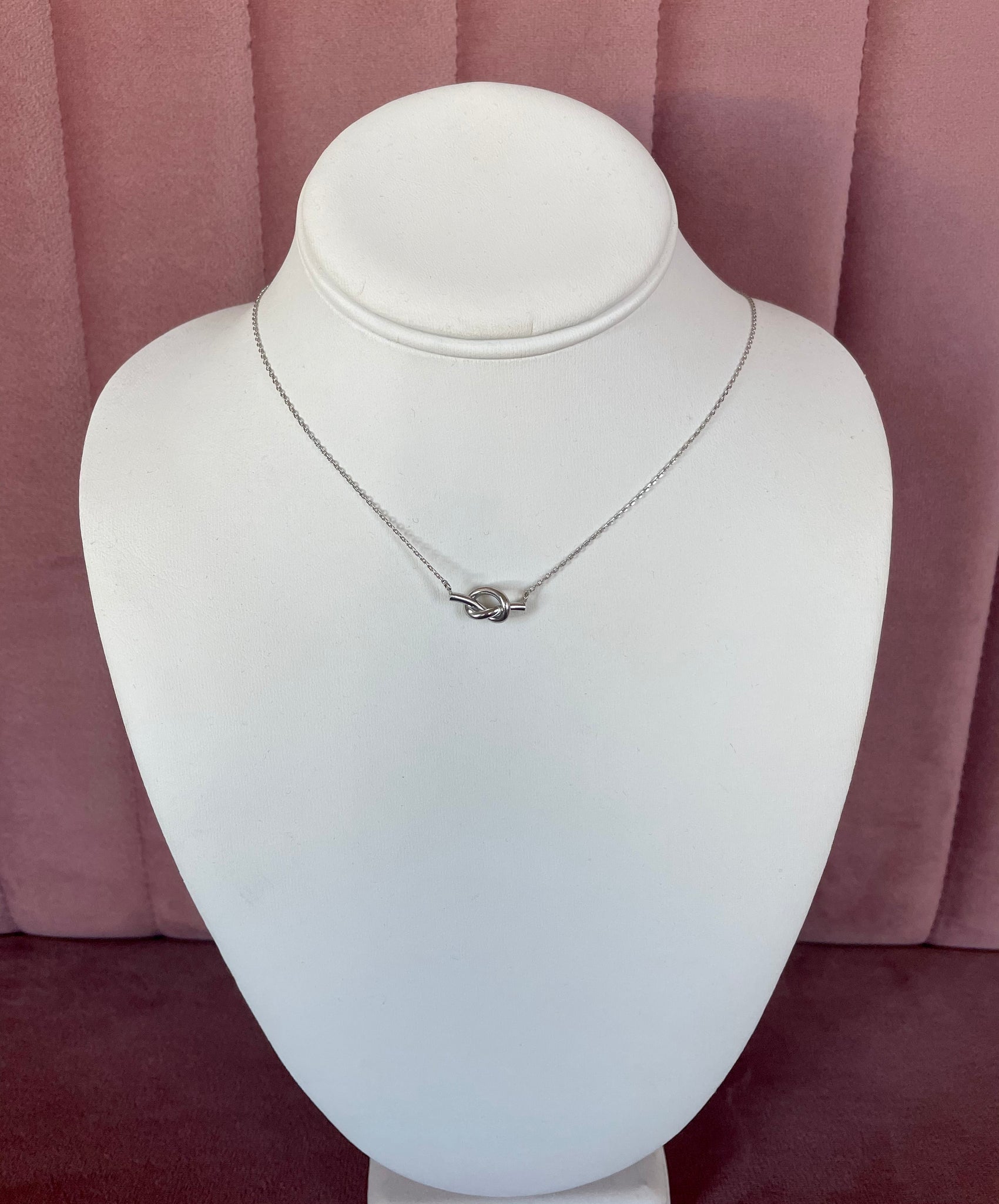 Knot Charm Short Necklace White Gold